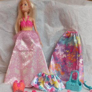 Dreamtopia Barbie 2013 , with 5 pair of shoes, dresses, purse, mirror , comb